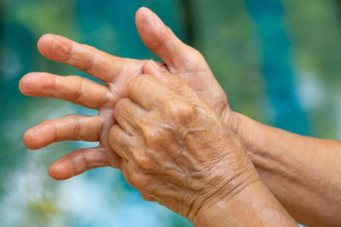 Kıdemli kadının elleri ellerini sabun köpüğüyle yıkıyor. 4. adımda mavi yüzme havuzunda. Yakın çekim, odaklanma, kovid19, Coronavirus, Bakteri, 7 adım el yıkama.