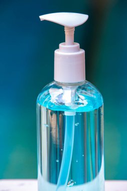 İnsanların elleri beyaza alkol jeli dezenfektanlı çamaşır jeli pompası kullanıyor, Makro 'yu kapat, odaklan, kovid19, Bakteri, Sağlık Hizmetleri, 7 adım el yıkama.