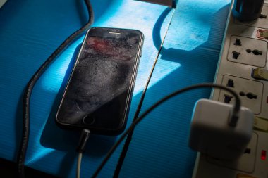 Bangkok Tayland - 27 Ocak 2020: Kirli tozlu iPhone 7 Black 'in el ele tutuşması mavi renkli masa arkaplanı, Teknoloji, İş Konsepti, iPhone 7 Black Apple Inc..