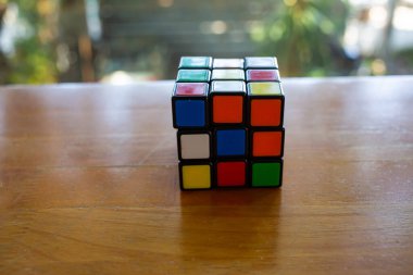 Bangkok, Tayland, 14 Aralık 2019, Rubik 'in tahta doku kübü, Rubik küpü 1974' te Macar mimar Erno Rubik tarafından icat edildi.