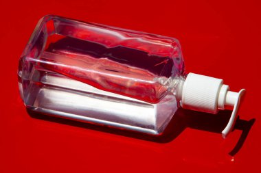 İnsanların elleri yıkama jeli pompası, kırmızı üzerine alkol jeli dezenfektanı, odaklanma, covid19, bakteri, sağlık hizmetleri, 7 adım el yıkama, 7 adım odaklanma, 7.