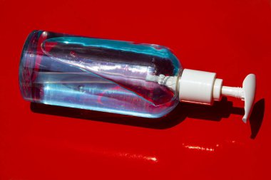 İnsanların elleri yıkama jeli pompası, kırmızı üzerine alkol jeli dezenfektanı, odaklanma, covid19, bakteri, sağlık hizmetleri, 7 adım el yıkama, 7 adım odaklanma, 7.