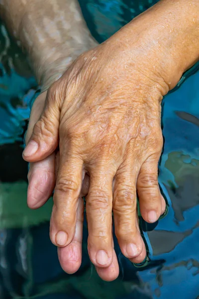 Руки Пожилой Женщины Мыть Руки Шаге Bokeh Синий Бассейн Фоне — стоковое фото
