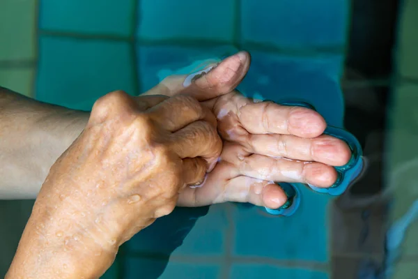 Oudere Vrouw Handen Wassen Haar Handen Stap Bokeh Blauw Zwembad — Stockfoto