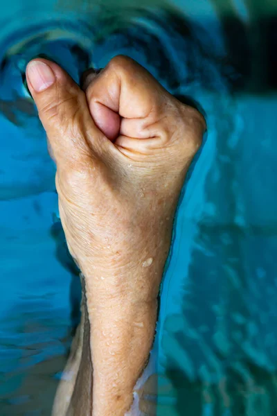 Δεξί Χέρι Της Ηλικιωμένης Γυναίκας Στη Γροθιά Για Bokeh Μπλε — Φωτογραφία Αρχείου