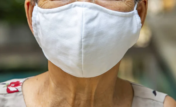 Senior Woman Wear Diy Handmade Cotton Cloth Mask Medical Mask — Φωτογραφία Αρχείου