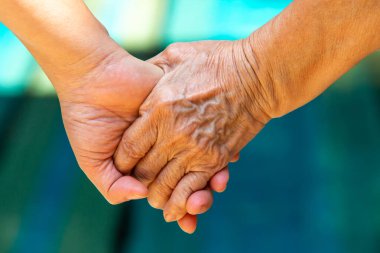 El ele tutuşmak, annesinin Bokeh Blue yüzme havuzu geçmişinde el ele tutuşmak, Asyalı vücut derisi parçası, Sembol, Hareketler, Asya Vücut Dili, Aşk Konseptiyle İlişki