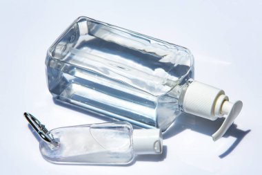 İnsanların elleri portatif el dezenfektanı jel pompası kullanıyor, beyaz üzerine alkol jeli dezenfektanı koyuyor, yakın çekim, covid19, bakteri, sağlık, 7 adım el yıkama.