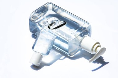 İnsanların elleri portatif el dezenfektanı jel pompası kullanıyor, beyaz üzerine alkol jeli dezenfektanı koyuyor, yakın çekim, covid19, bakteri, sağlık, 7 adım el yıkama.