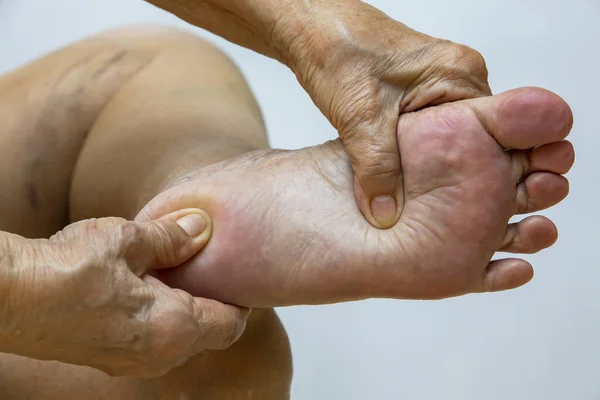 Donna Anziana Che Soffre Dolore Piede Sinistro Massaggiare Con Mano — Foto Stock