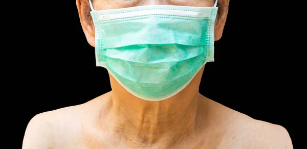 Senior Kvinna Bär Ansiktsmask Medicinsk Mask Kirurgisk Mask Svart Bakgrund — Stockfoto