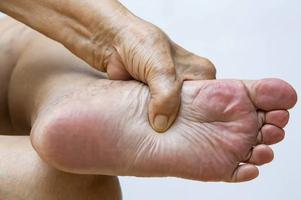 Старшая Женщина Страдает Боли Левой Ноге Массаж Рукой Белом Фоне Лицензионные Стоковые Изображения