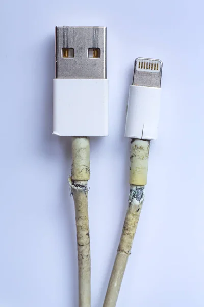 Κατεστραμμένο Λευκό Καλώδιο Usb Plug Micro Usb Plug Old Smart — Φωτογραφία Αρχείου