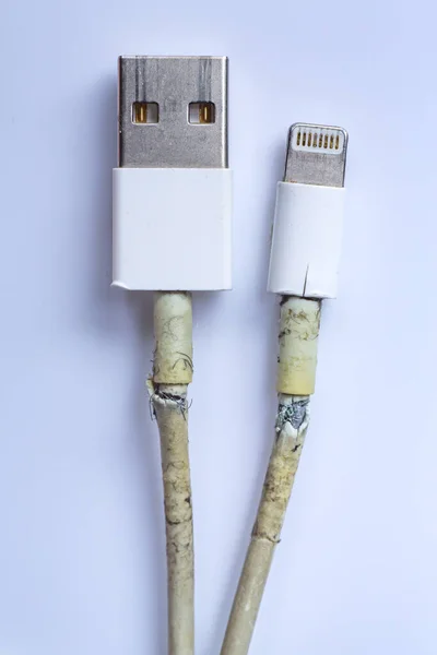 Beschadigde Witte Usb Kabel Plug Micro Usb Plug Old Smart Rechtenvrije Stockfoto's