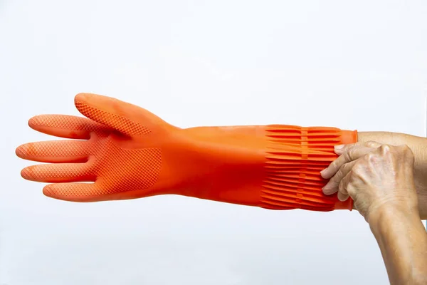 Oudere Vrouwen Handen Met Oranje Rubberen Handschoen Witte Achtergrond Close — Stockfoto