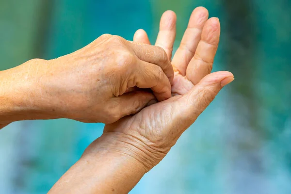 Senior Női Kézmosás Lépésben Bokeh Kék Medence Háttér Közelkép Makró — Stock Fotó