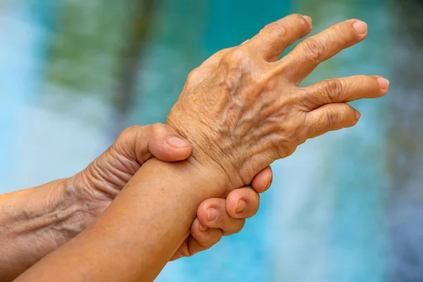 Oudere Vrouw Handen Wassen Haar Handen Stap Bokeh Blauwe Zwembad — Stockfoto