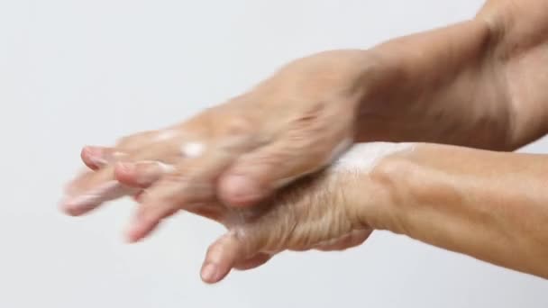 Mãos Mulher Sênior Lavar Mãos Usando Espuma Sabão Fundo Branco — Vídeo de Stock