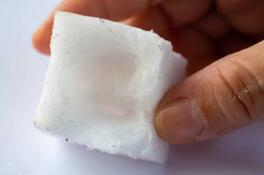 Beyaz arka planda Melamine süngeri ya da Magic Nano süngeri kullanan kadın, yakın çekim, Seçici odak, Temizlik Konsepti