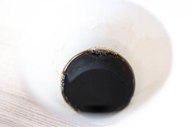 Beyaz renkli siyah kahve bardağı ahşap masa arkasında, Üst Manzara, Makro kareyi kapat, Seçici odak içki konsepti hakkında