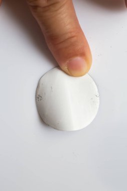 Kadın sol elinde yapıştırıcı bant, beyaz arka planda boş el işi kağıt poşeti olan maskeli bant, yakın çekim ve makro çekim, seçici odak, ulaşım, paketleme konsepti