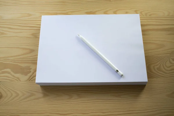 Din Weißer Papierstapel Kunststoff Lineal Druckbleistift Oder Clutch Bleistift Auf — Stockfoto