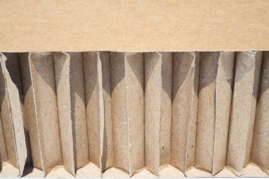 Bükülmüş açık bej kağıt dokusu, çizgili kahverengi karton arka plan, yakın çekim ve makro çekim, ambalaj taşıma konsepti