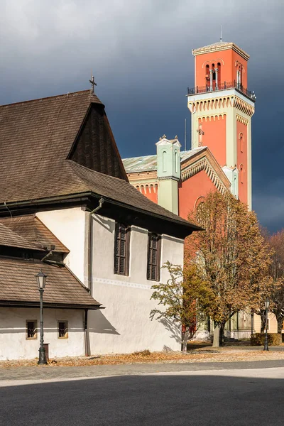 Деревянная суставная и новая красная церковь в Кезмароке, Словакия — стоковое фото