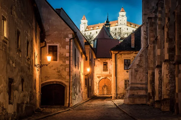Освещенный замок над ночным старым городом Братислава, Словакия — стоковое фото