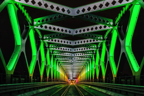 Γέφυρα χάλυβα φωτίζεται κατά τη διάρκεια της τέχνης φεστιβάλ λευκή νύχτα στην, Μπράτη — Φωτογραφία Αρχείου