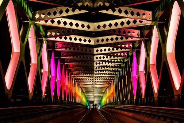 Puente de acero aligerado durante el festival de arte Noche blanca en, Brati — Foto de Stock