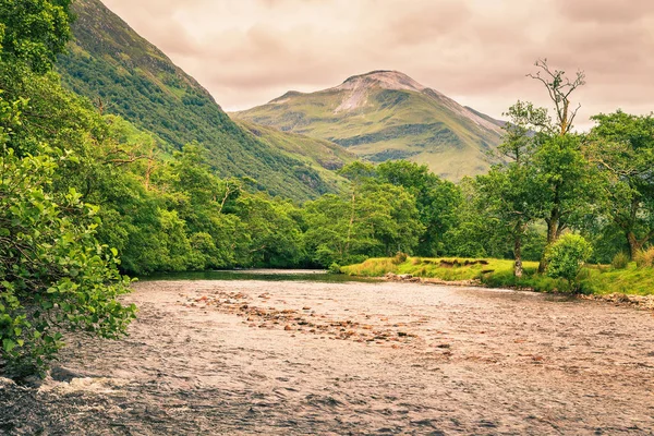 グレン ネビス ・ バレー、スコットランドの川 — ストック写真