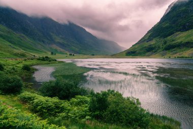 Göl ve dağların dramatik bulutlar, İskoçya ile