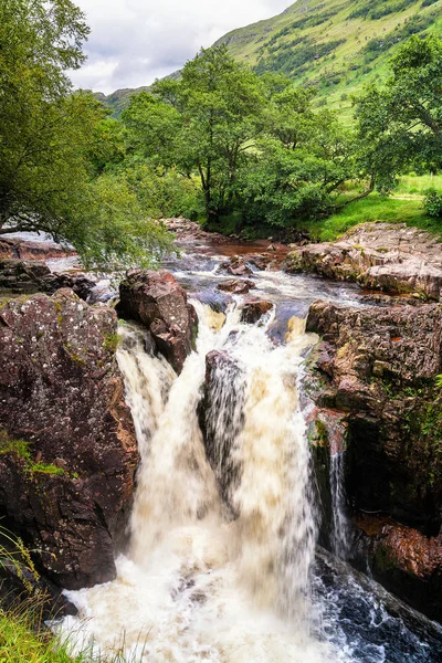 苏格兰格伦·尼维斯河上的瀑布 — 图库照片