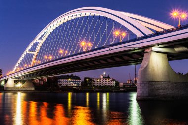 Bratislava, Slovakya için geceleri ışıklı Apollo Köprüsü