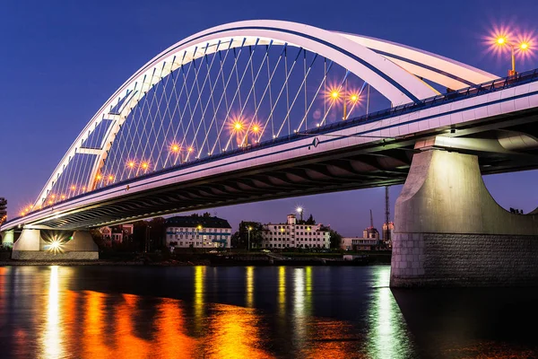 Osvětlené most Apollo v noci v Bratislavě, Slovensko — Stock fotografie