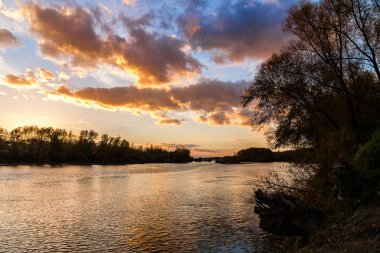 Günbatımı üzerinde Tuna Nehri yakınındaki Bratislava, Slovakya