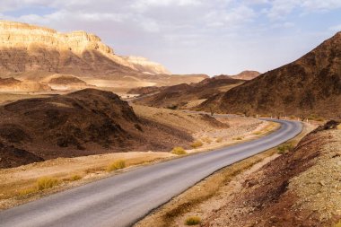 Yol ve eğri kumtaşı çöl peyzaj, İsrail