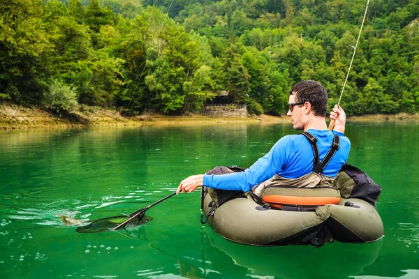 Pescador con captura de trucha arco iris, Eslovenia — Foto de Stock