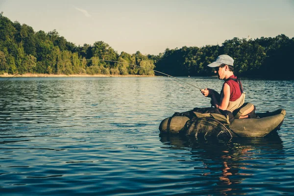 Pescador luchando con truchas grandes, Eslovenia — Foto de Stock