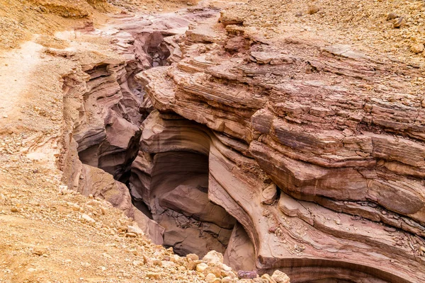 エイラート市、イスラエル共和国の近くの砂漠で赤い峡谷の岩 — ストック写真