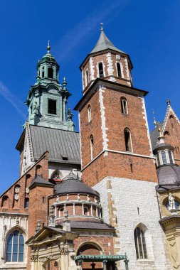 Katedral Wawel Kalesi, Krakov, Polonya üzerinde çatı kuleleri.