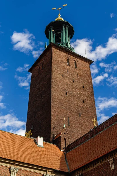 Torre del histórico ayuntamiento de Estocolmo, Suecia — Foto de Stock