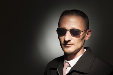 Spot gözlüklü adam