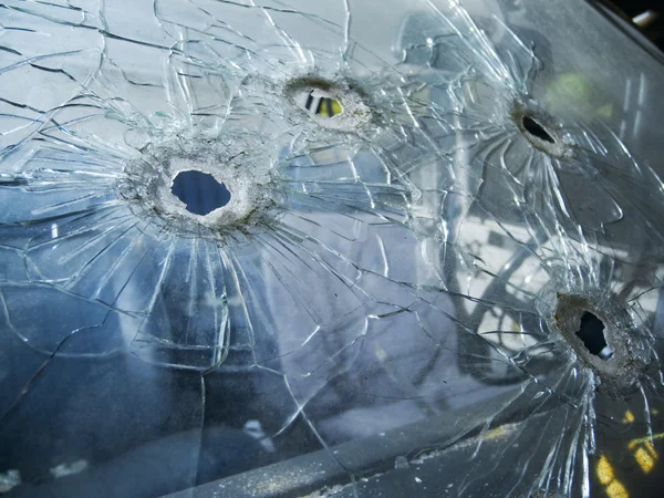 cam kurşun delikleri