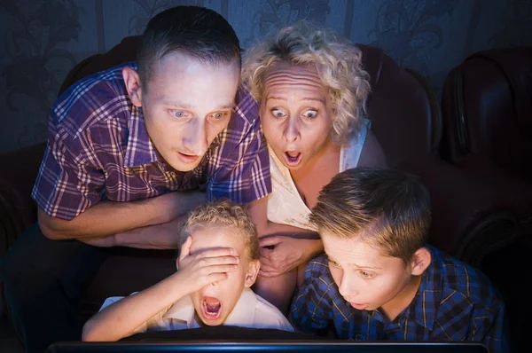 Famille choquée pour la télévision — Photo