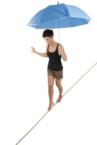 Žena na laně s deštníkem — Stock fotografie