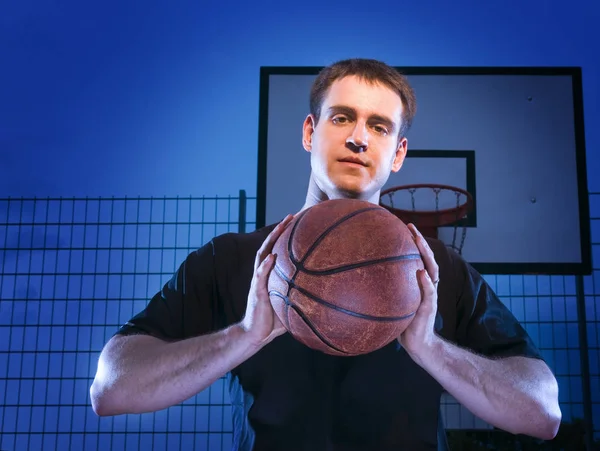 Man met baketball — Stockfoto