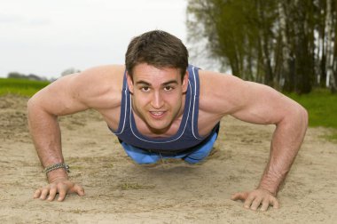 güçlü adam basın yukarı