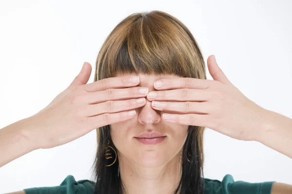 Overdekte ogen met handen — Stockfoto